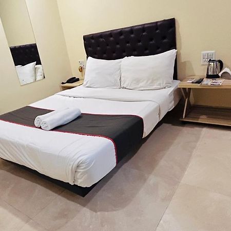 U Life Hotel Мумбаї Екстер'єр фото