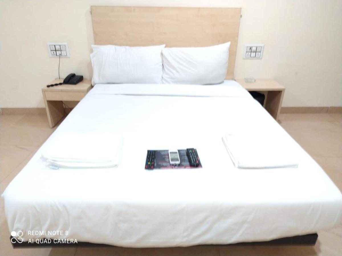 U Life Hotel Мумбаї Екстер'єр фото