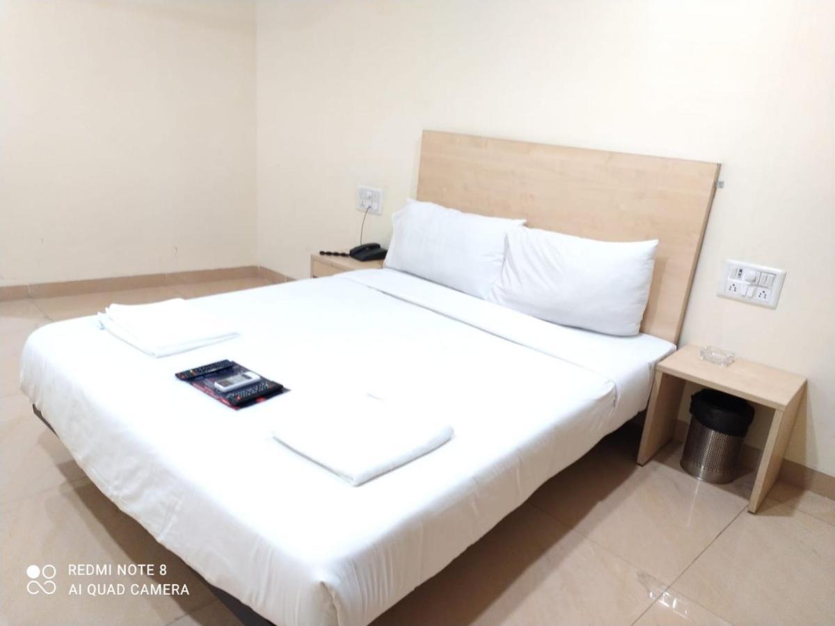 U Life Hotel Мумбаї Екстер'єр фото